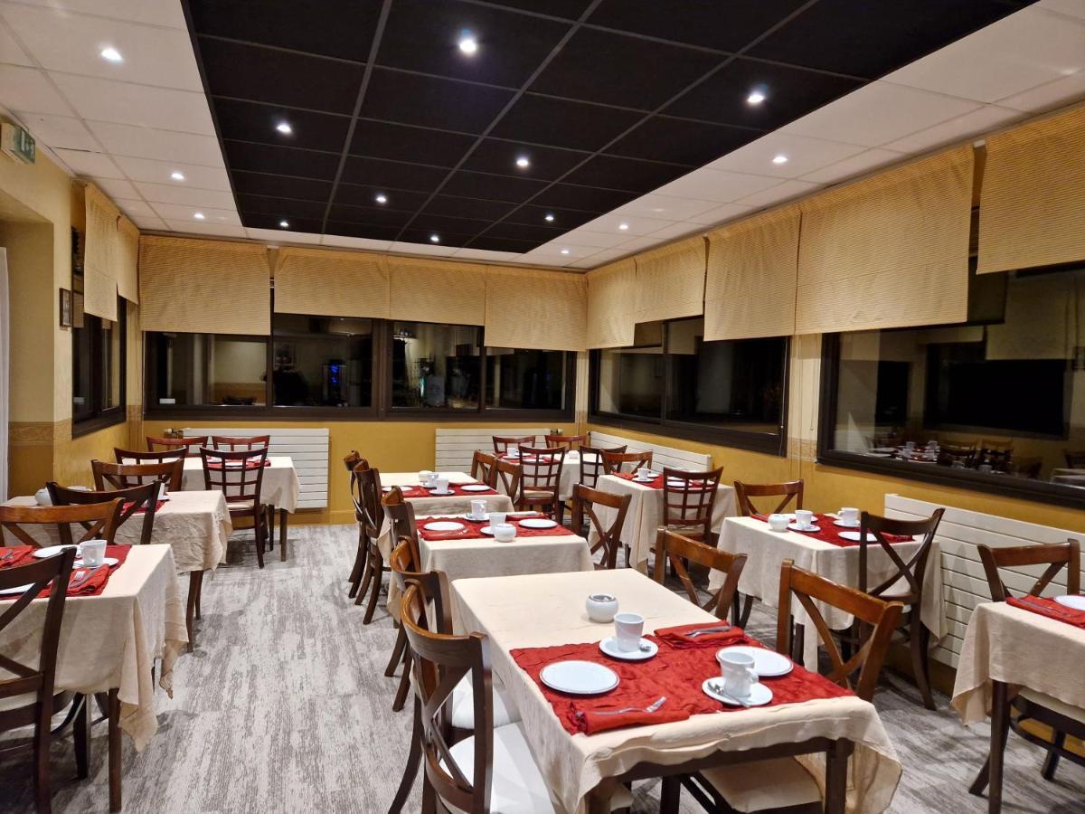 Logis Hôtel-Restaurant Les Airelles Neufchâtel-en-Bray Extérieur photo