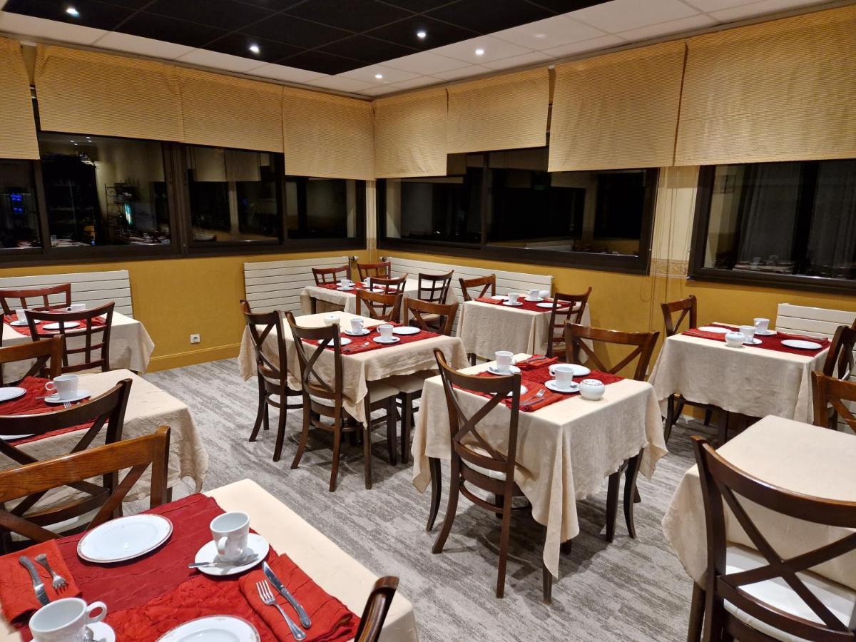 Logis Hôtel-Restaurant Les Airelles Neufchâtel-en-Bray Extérieur photo