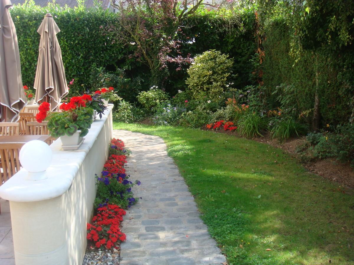 Logis Hôtel-Restaurant Les Airelles Neufchâtel-en-Bray Extérieur photo